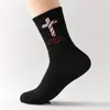 Calcetines de media pantorrilla para hombre, calcetines modernos en blanco y negro con diseño de estrella de cinco puntas y cruz, calcetines versátiles para pareja para hombres y mujeres, adecuados para comercio exterior y calcetines largos transfronterizos