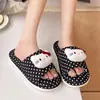Chinelos de Algodão e Linho com Bolinhas da Hello Kitty Femininos Novos Desenho Animado Fofos para Casa Antiderrapantes Bico Fechado Chinelos para Todas as Estações