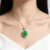 Colgante de Plata S925 Moderno y Tendencia con Calcedonia Verde e Incrustación de Circonita Lujosa, Collar Estilo Lujo Ligero