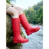 Las botas de lluvia de caña alta son impermeables y antideslizantes, adecuadas para parejas, cómodas para viajar, modernas y a la moda, duraderas para el uso diario, actividades al aire libre y búsqueda de tesoros en la playa.