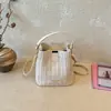 Bolsa Nova com Padrão Trançado Primavera 2026 para Trabalho e Deslocamento Bolsa de Palha Versátil Grande Capacidade de Mão Transversal Ombro para Mulheres