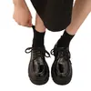 Sapatos pretos de couro com sola grossa e forro de fleece, novos para 2026, outono e inverno, versáteis, estilo britânico, com cadarço, plataforma, mocassins para mulheres