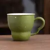 Verde-oliva com detalhes dourados, xícara de chá de cerâmica com alça vintage, adequada para uso doméstico, uma única xícara de chá para desfrutar de chá em um estilo chinês tradicional