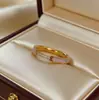 Anillo de Lujo Ligero Estilo Coreano y Japonés con Incrustaciones de Diamantes y Madreperla Blanca para Mujer, Acero de Titanio, No se Desvanece, Diseño de Nicho, Sensación de Alta Gama, Anillo Versátil para el Dedo Índice