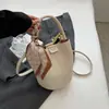 Bolso Cruzado de Hombro Único de Moda Casual de Diseño de Nicho con una Textura Simple, Bolso para Mujer, Nuevo Bolso Cubo Primavera 2026