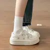 Zapatos de lona con plataforma gruesa para mujer, zapatillas blancas que aumentan la altura, nuevo modelo de otoño 2026, transpirables, adecuados para combinar con faldas, zapatillas casuales con estampado de estrellas para estudiantes