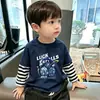Camiseta de manga comprida para meninos, estilo primavera e outono, para crianças mais velhas, novo modelo 2026, algodão puro, respirável, camiseta base infantil casual de duas peças falsas