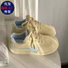 Zapatillas de entrenamiento alemanas para mujer 2026 nuevo verano versátiles retro estilo japonés zapatillas blancas con cordones de pompón, caña baja, de moda y versátiles
