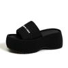 Sandálias de Sola Grossa para Mulheres 2026 Primavera e Verão Novo Estilo Sapatos que Aumentam a Altura Sandálias de Exterior da Moda Versáteis Antiderrapantes Resistentes a Odores Meio Chinelos