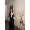 Elegante Vestido Preto de Renda com Decote V para Mulheres no Outono e Inverno Novo Cruzamento de Fronteira Cor Contrastante Interior Saia Longa Linha A