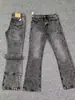 Jeans Red Label 517 com estampa de mármore, corte cleanfit, estilo high street, lavado, perna reta com leve boca de sino e vibe vintage