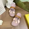 Nuevo pañuelo para la cabeza floral rosa hueco, zapatillas de media caña para mujer, ropa exterior de verano nueva, zapatos ligeros súper bonitos antideslizantes con agujeros