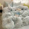 Juego de cuatro piezas de gasa de doble capa Clase A, funda de edredón de algodón puro estilo ins fresco y simple con dibujos animados para estudiante, juego de ropa de cama de tres piezas para dormitorio de estudiante