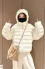 Jaqueta acolchoada estilo 2026 para mulheres, curta estilo coreano, corte solto, quente, com capuz, adequada para figuras petite