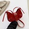 Bolso de mano ligero de lujo con textura para mujer, bandolera de hombro estilo occidental con remaches estilo retro en forma de media luna, primavera 2024, venta al por mayor