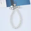 Llavero de Coche de Concha de Perla Estilo Coreano Pulsera Creativa Retro de Perlas Colgante Protector para Colgar en Teléfono Móvil