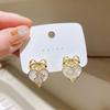 Pendientes de plata S925 con forma de aguja, con un lazo de perlas de imitación único y versátil, de diseño moderno y de alta calidad.