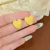 Brincos de Coração Marrom para Mulheres, Luxo Acessível e High-End Outono e Inverno Brincos de Coração Pêssego 2025 Novo Estilo Quente Brincos Retrô