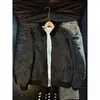 Chaqueta morada tie-dye estilo americano de alta calle 2026 con un patrón oscuro, que presenta un corte entallado, un aspecto sofisticado y una colección de primavera con cuello alto, diseñada como una chaqueta de cuero estilo ropa de trabajo para hombre