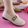 Sapatos de trabalho pretos respiráveis de malha macia para primavera e outono, sapatos de malha confortáveis para mães de meia-idade e idosas, atacado e dropshipping disponíveis