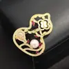 Broche de Abóbora Vermelha Auspiciosa com Pedras Incrustadas de Luxo Acessível, Elegante Alfinete Fulu Estilo Chinês, Acessórios de Pérola de Madrepérola Natural