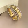 Pulseira de Metal Estilo Punk Exagerada Elegante Europeia e Americana com Aba Larga para Mulheres Simples Geométrica Assimétrica Multicamadas de Linha