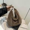 Nova Bolsa de Ombro Portátil Transfronteiriça Outono e Inverno, Bolsa de Pelúcia Moderna e Versátil, Bolsa Tote de Pelúcia Casual de Grande Capacidade para Mulheres