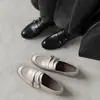 Mocasines de Cuero Lavado Estilo Británico 2026 Primavera Zapatos de Cuero de Tacón Bajo para el Trabajo con Hebilla Zapatos Individuales de Cuero Genuino para Mujer