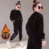 Traje de Otoño e Invierno con forro polar Engrosado Celebridad de Internet Bordado 2024 Sudadera de Cuello Alto para Mujer Suelto Moda Deportiva Conjunto de Dos Piezas