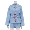 Conjunto de camisa casual listrada de manga longa estilo europeu e americano, novo e popular, apresentando um top franzido que afina a cintura e shorts, um conjunto de duas peças