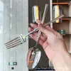 Lujo Ligero Pequeño Hombre Cintura Acero Inoxidable 304 Cuchillo, Tenedor y Cuchara Traje Vajilla Hogar Occidental Fideos Brillantes Cuchillo para Bistec Restaurante Venta al por Mayor