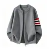 Suéter Cardigan Masculino Estilo Old Money com Gola Alta Listrada, Jaqueta Tricô Casual Solta Estilo Preguiçoso Outono/Inverno 2026 para Homens
