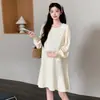 Vestido de maternidade para primavera e outono, novo estilo com adornos de pérolas, mangas bufantes, design doce em linha A, modelagem que afina a silhueta, adequado para usar durante a gravidez