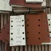 Popular Papel de Lija Rojo Arena Cuadrado de 93*185mm con 8 Agujeros, Respaldo de Terciopelo, Respaldo Encriptado, Papel de Lija Pulido, Resistente al Desgaste