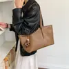 Bolso de Hombro Retro de Gamuza para Mujer 2026 Otoño Nuevo Elegante Bolso de Mano con Remaches Bolso de Hombro Único para Viajar