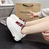 Zapatillas Deportivas Casuales de Moda con Suela Gruesa para Aumentar la Altura, Alto Valor, Rojas, Retro, Nicho, Zapatos Blancos, Nuevo Modelo Primavera y Otoño 2025