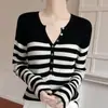 Suéter listrado com botões para outono e inverno com gola Henry, blusa de tricô feminina com gola semiaberta, lã sintética