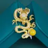 Nuevo Broche Versátil de Dragón Dorado Jugando con Perlas Lindo para Mujer, Pin de Accesorio Exquisito de Gama Alta de Nicho, Accesorio para Traje