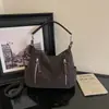Este año, los bolsos de axila de estilo retro están de moda. Aquí tienes un bolso de hombro tipo tote nuevo, moderno y minimalista diseñado para mujeres, perfecto para el uso diario y para añadir un toque de sofisticación a tu look.