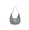 Bolsa Feminina 2025 Primavera/Verão Simples e Moderna Ferragem Letra Novo Estilo Estética Personalidade Fashionável Portátil de Ombro Meia-lua