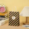 Suministro en stock Amazon cumpleaños Bolsa de regalo de papel Kraft bolsa de mano fiesta bolsa de regalo de cumpleaños bolsa de compras