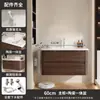 Conjunto de gabinete de baño estilo mediados de siglo de madera de nogal y aluminio de panal, incluyendo un lavabo de cerámica y tocador para el baño