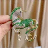 2026 Nuevo Estilo Europeo Palacio Medalla Caballo Colorido Broche Elegante y Estiloso Versátil Accesorio de Ropa de Gama Alta Venta al por Mayor