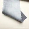 Tejido de satén elástico, grueso y brillante con una caída suave, que presenta un efecto reluciente de seda artificial, adecuado para disfraces de baile y ropa formal.