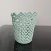 Mini Papelera de Escritorio Creativa Hueca, Pequeño Cubo de Basura Doméstico para Mesita de Noche, Dormitorio, Contenedor de Almacenamiento de Escritorio