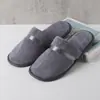 Pantuflas Desechables Personalizadas para Hotel con Terciopelo Coral y Cintas de Colores, Engrosadas para Otoño e Invierno, Antideslizantes, Adecuadas para Uso en Casa, Casas de Huéspedes y Posadas