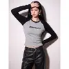 Camisa raglán de manga larga gris retro americana para mujer, camisa base de otoño corta ajustada con diseño de hombro normal
