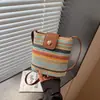 Bolsa Transversal de Tecido Listrada Arco-Íris Moda Tendência Verão 2026 com Design Único de Contraste de Cores Bolsa de Praia