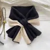 Bufanda de punto cruzada cálida y acogedora para mujer de otoño e invierno, color block, versátil, a la moda, linda, moderna y protectora del cuello.