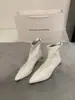 Botas brancas de tornozelo estilo francês para mulheres, nova coleção outono/inverno 2026, bico fino, elásticas, de caimento justo, versáteis e valorizam o corpo, semelhantes às botas Martin